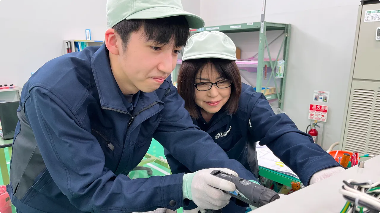 基板配線作業の様子